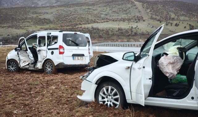 Hafif ticari araç ile otomobil çarpıştı! 13 yaralı 
