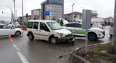 Hafif ticari araç ile otomobil çarpıştı!