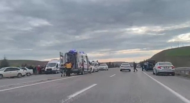 Hafif ticari araç otomobille çarpıştı!