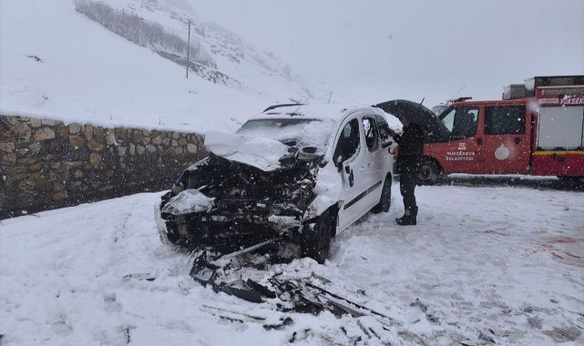 Hafif ticari araçla kamyonet çarpıştı! Ölü ve yaralılar var