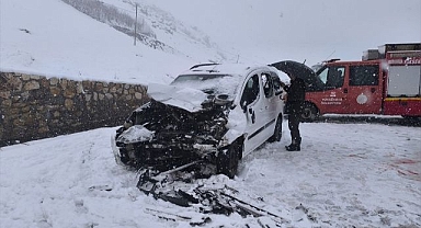 Hafif ticari araçla kamyonet çarpıştı! Ölü ve yaralılar var