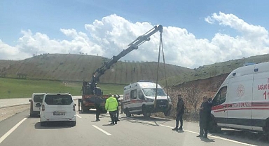 Hasta taşıyan ambulans devrildi