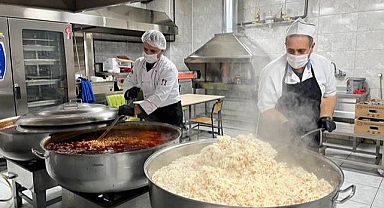 Her gün binlerce kişiye iftar yemeği 