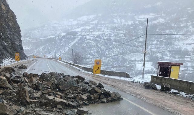 Heyelan karayolunu ulaşıma kapattı