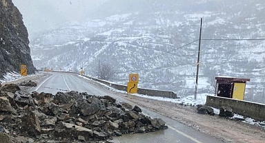 Heyelan karayolunu ulaşıma kapattı