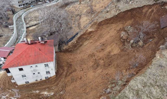 Heyelan mahalleyi alarma geçirdi