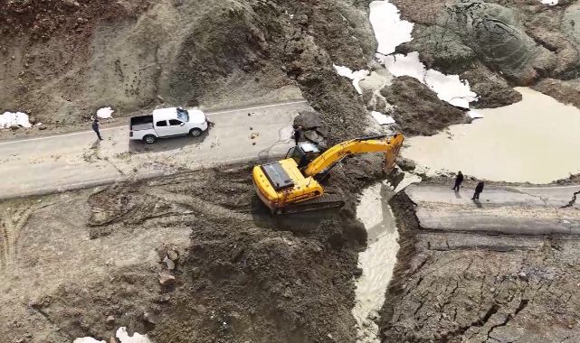 Heyelan yolu çökertti!