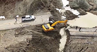 Heyelan yolu çökertti!