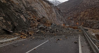 Heyelan yolu kapattı! Ekipler seferber oldu