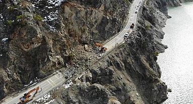 Heyelan yolu kapattı! Ekipler yardıma koştu