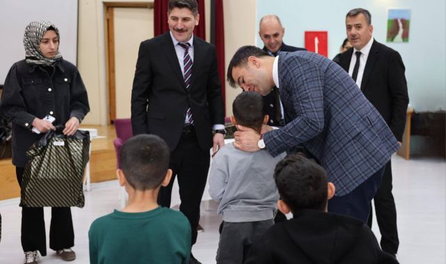 Himaye altındaki çocuklara bayram sevinci