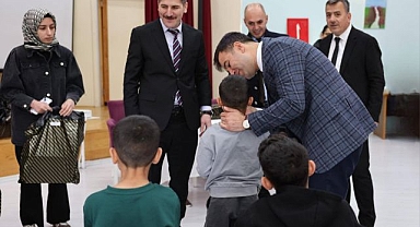 Himaye altındaki çocuklara bayram sevinci
