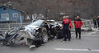 Hurdaya dönen araçtan sağ çıktılar!