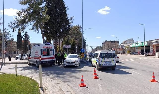 İki otomobil birbirine girdi!