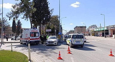 İki otomobil birbirine girdi!