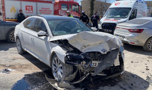 İki otomobil birbirine girdi! Ekipler yardıma koştu