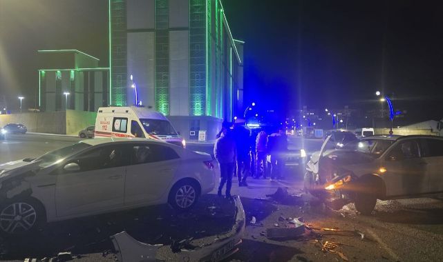 İki otomobil birbirine girdi! Ortalık savaş alanına döndü