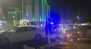 İki otomobil birbirine girdi! Ortalık savaş alanına döndü