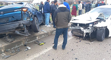 İki otomobil kavşakta birbirine girdi!