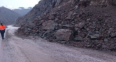 İlçe yolunda heyelan meydana geldi