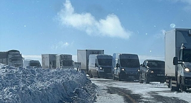 İlçe yolunda onlarca araç mahsur kaldı!