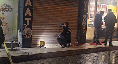 İş yerine silahlı saldırı: Vitrine 9 kurşun isabet etti