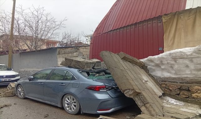 İstinat duvarı aracın üstüne yıkıldı!