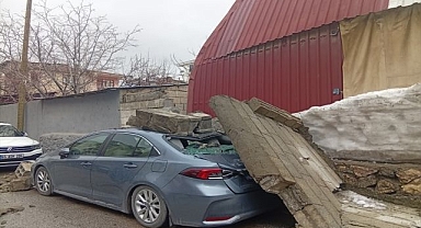 İstinat duvarı aracın üstüne yıkıldı!