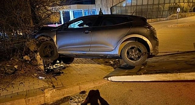 İstinat duvarına çarpan araç hurdaya döndü!