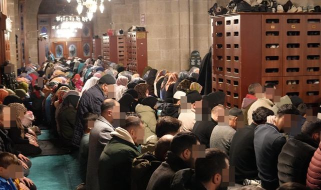 Kadir Gecesinde Ulu Camii'nde tartışma yaratan görüntü