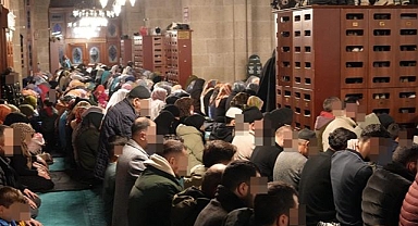 Kadir Gecesinde Ulu Camii'nde tartışma yaratan görüntü
