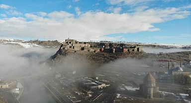 Kale sis bulutları arasında kayboldu