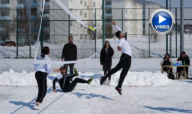 Kampüste kar voleybolu heyecanı