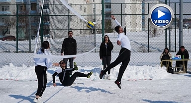 Kampüste kar voleybolu heyecanı