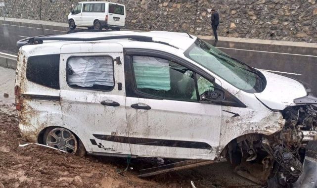 Kamyonet takla attı! Bütün aile yaralandı