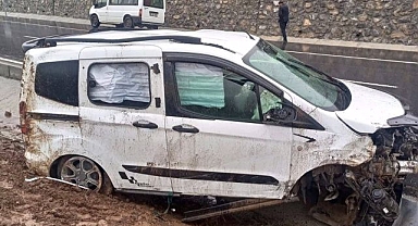 Kamyonet takla attı! Bütün aile yaralandı