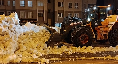 Kamyonlar ile karlar taşınıyor
