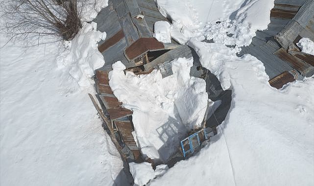 Kar birikintileri ahırların çatısını çökertti