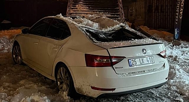 Kar kütlesi park halindeki aracı ezdi