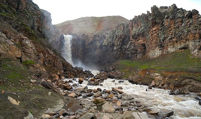 Kar sularının erimesiyle akarsular coştu