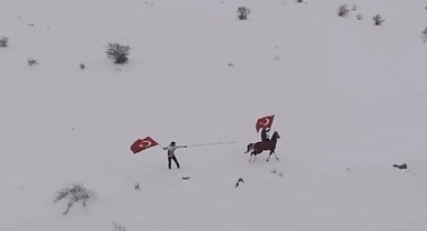 Kar üzerinde sıra dışı macera: Atlı snowboard