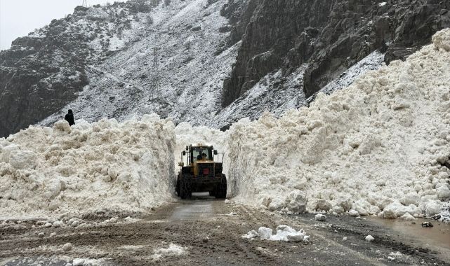 Kara yolu çığ nedeniyle kapandı