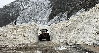 Kara yolu çığ nedeniyle kapandı