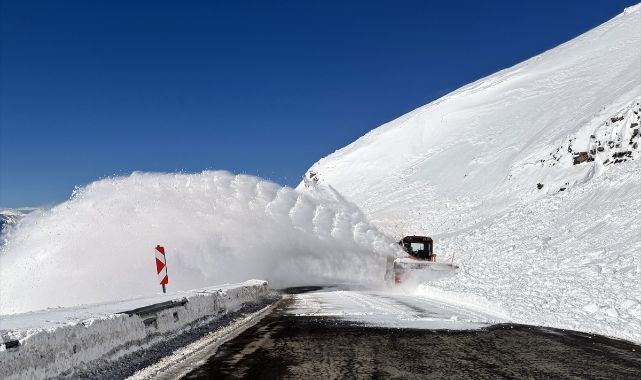 Kara yoluna düşen çığ temizlendi