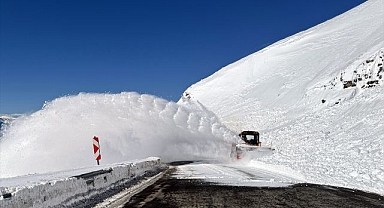 Kara yoluna düşen çığ temizlendi