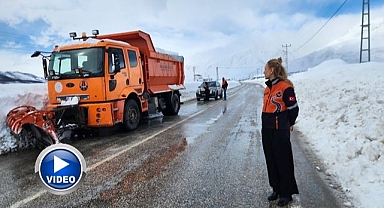 Karayollarına kadın eli: En zor şartlarda sahadalar