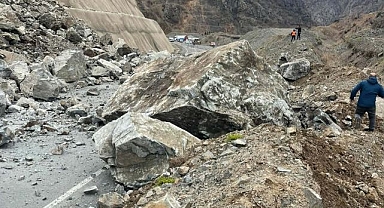 Karayolunda meydana gelen heyelan korkuttu