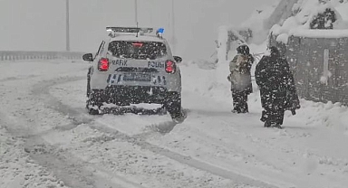 Karda mahsur kalan aileyi emniyet kurtardı