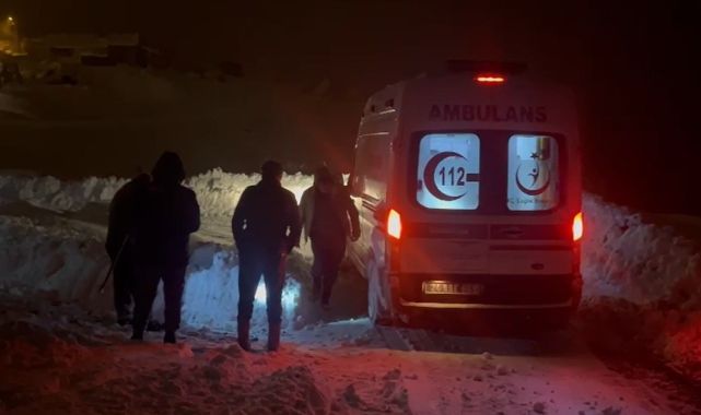 Kardan kapanan köy yolunda zamanla yarıştılar