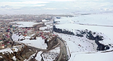 Karla kaplanan kanyon dronla görüntülendi